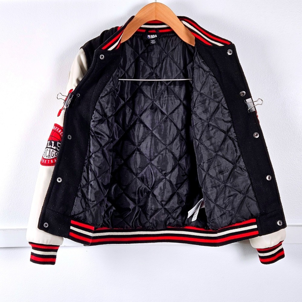 Primark × NBA Chicago Bulls Kids Varsity Jacket Black Red Patch Coat 9-10Y - Picture 5 of 6